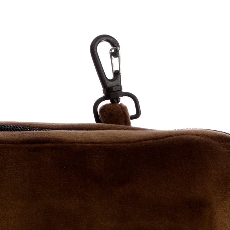 Czarny plastikowy karabińczyk na brązowej pluszowej poduszce podróżnej Enderman od Puckator