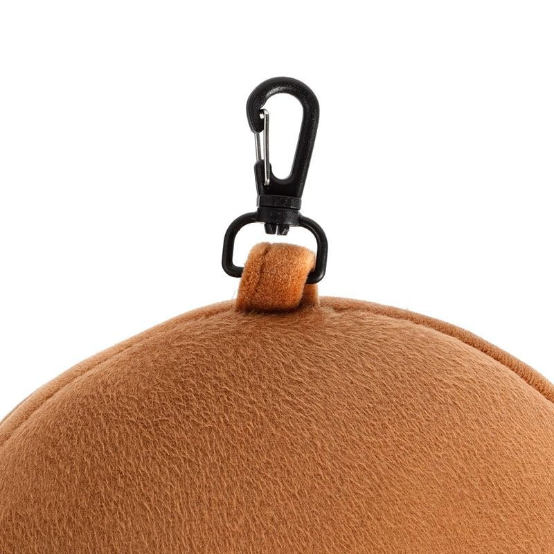 Brązowa pluszowa poduszka podróżna z opaską na oczy i zaczepem do torby Puckator