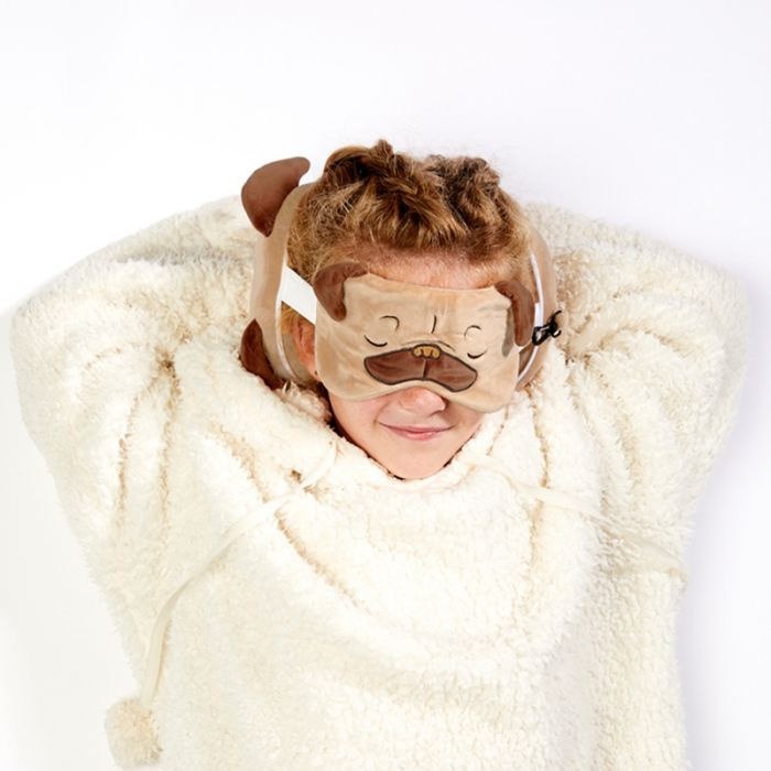 Pluszowa poduszka podróżna mops z opaską na oczy w kształcie psa na relaksującej się osobie