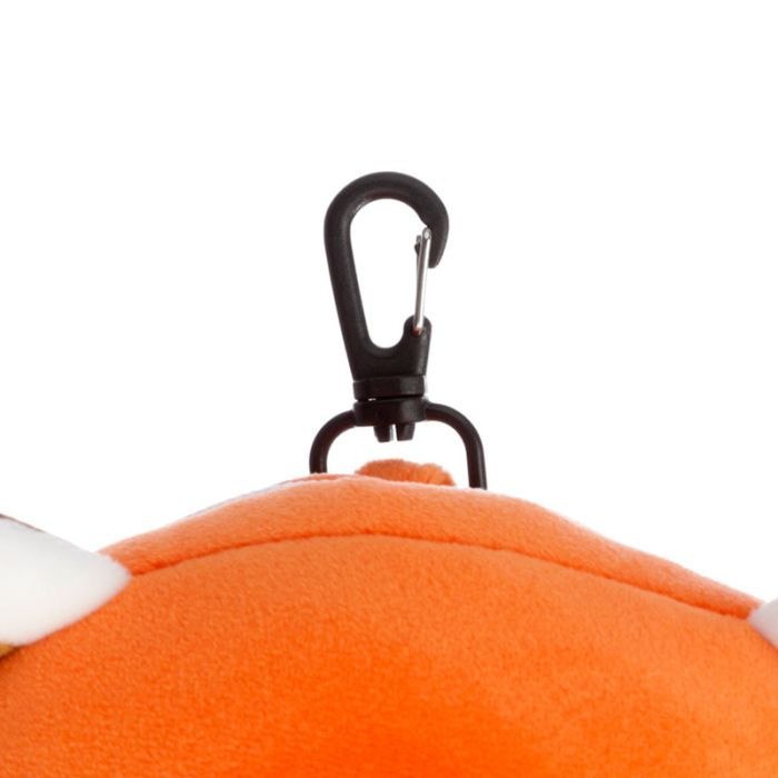 Czarny karabińczyk na pomarańczowej pluszowej poduszce podróżnej panda od Puckator