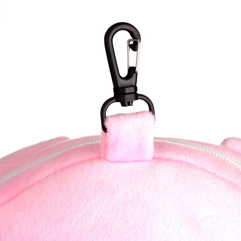 Detal mocowania z karabińczykiem pluszowej poduszki podróżnej ze świnką kolor różowy