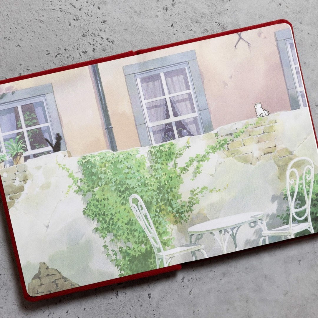 Wnętrze pluszowego notatnika Jiji z ilustracją zielonych roślin i białych mebli ogrodowych