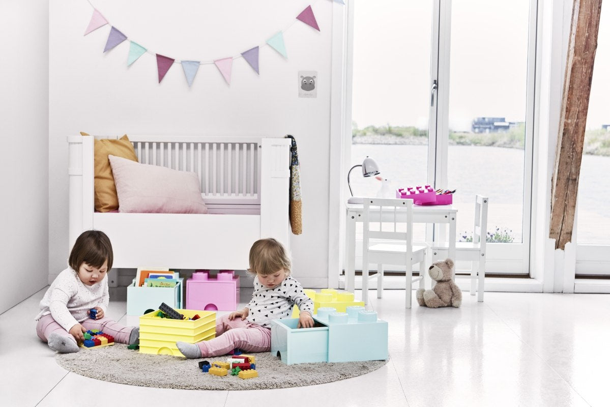 Dzieci bawiące się z szufladą LEGO Brick 8 morski w jasnym pokoju dziecięcym