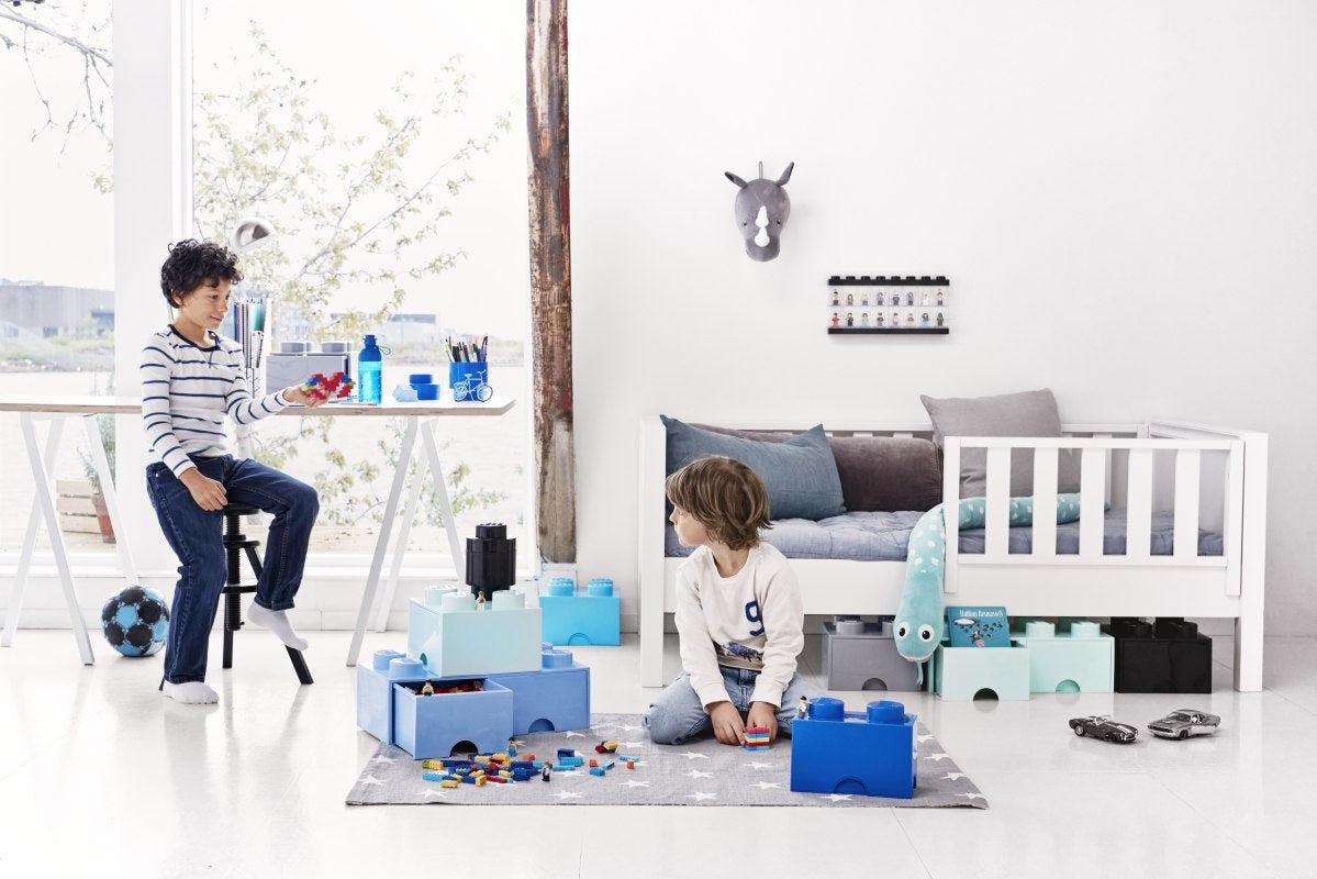 Dzieci bawiące się w pokoju z szufladą LEGO Brick 8 morski do przechowywania klocków