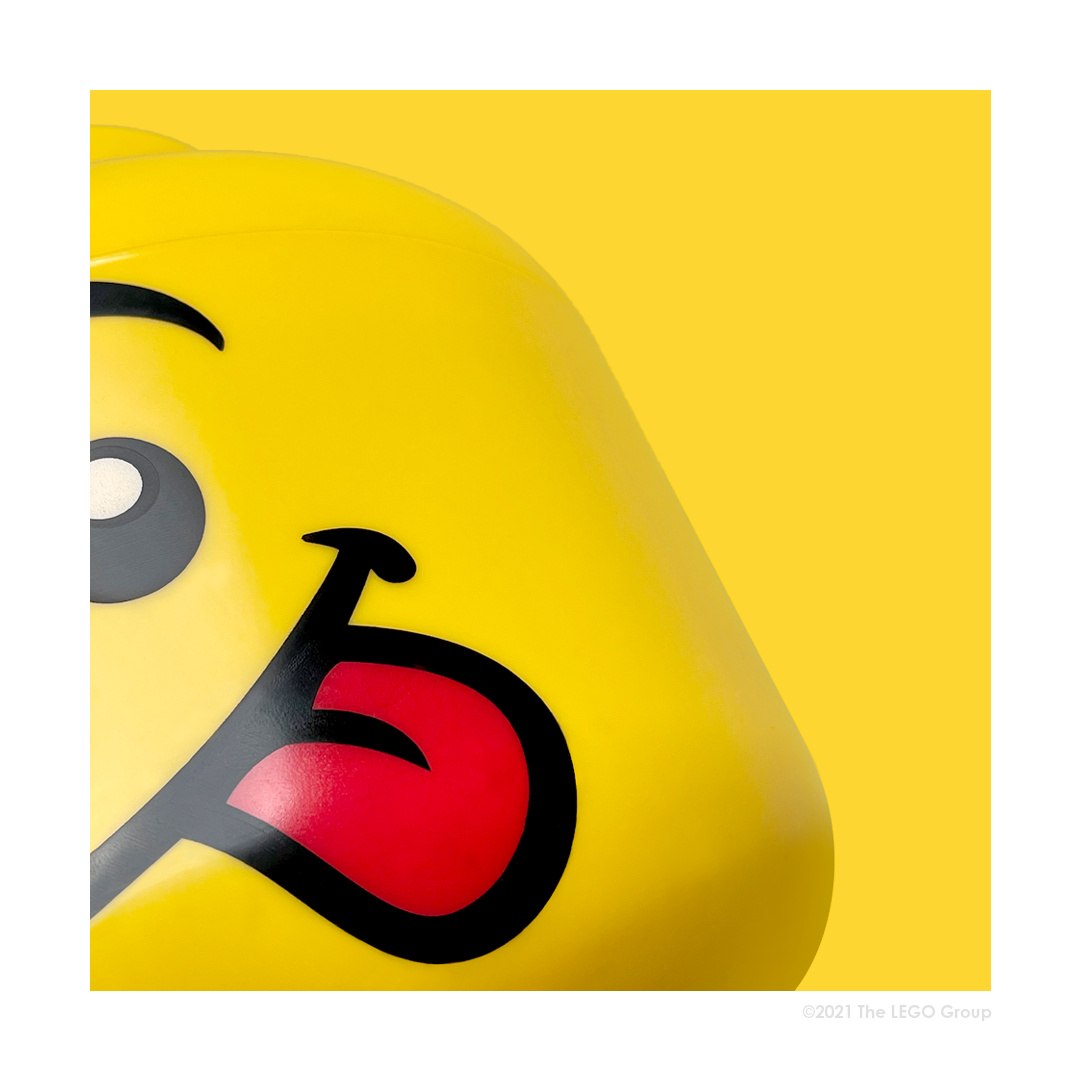 Pojemnik LEGO duża głowa chłopiec w żółtym kolorze z uśmiechniętą twarzą i wystawionym językiem