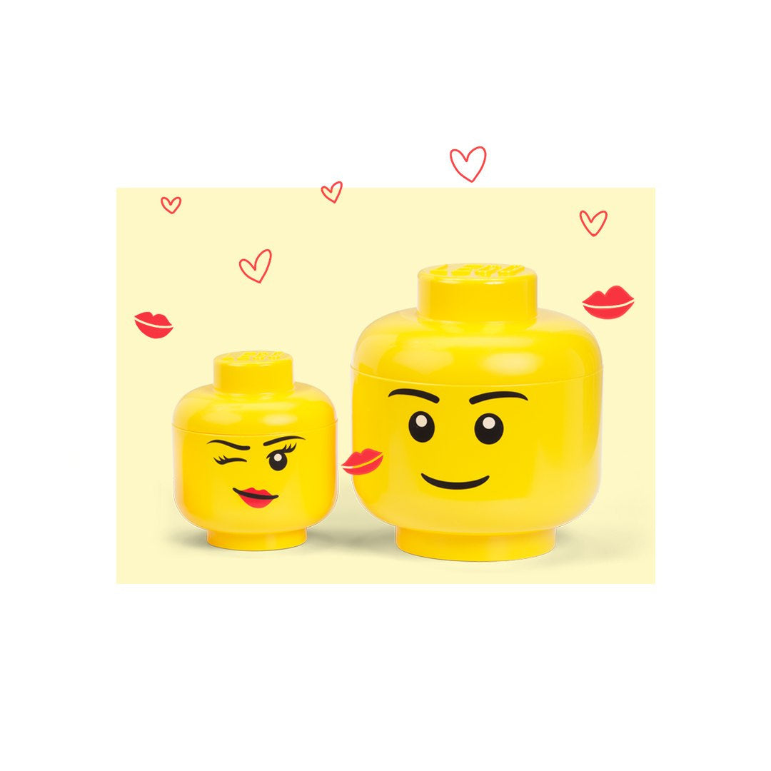 Pojemnik LEGO duża głowa chłopiec w żółtym kolorze z uśmiechniętą twarzą na tle z sercami