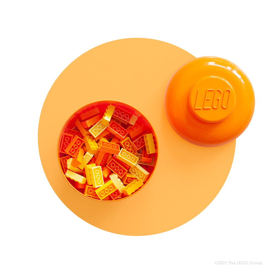 Pojemnik LEGO dynia w jaskrawym pomarańczowym kolorze z klockami LEGO w środku