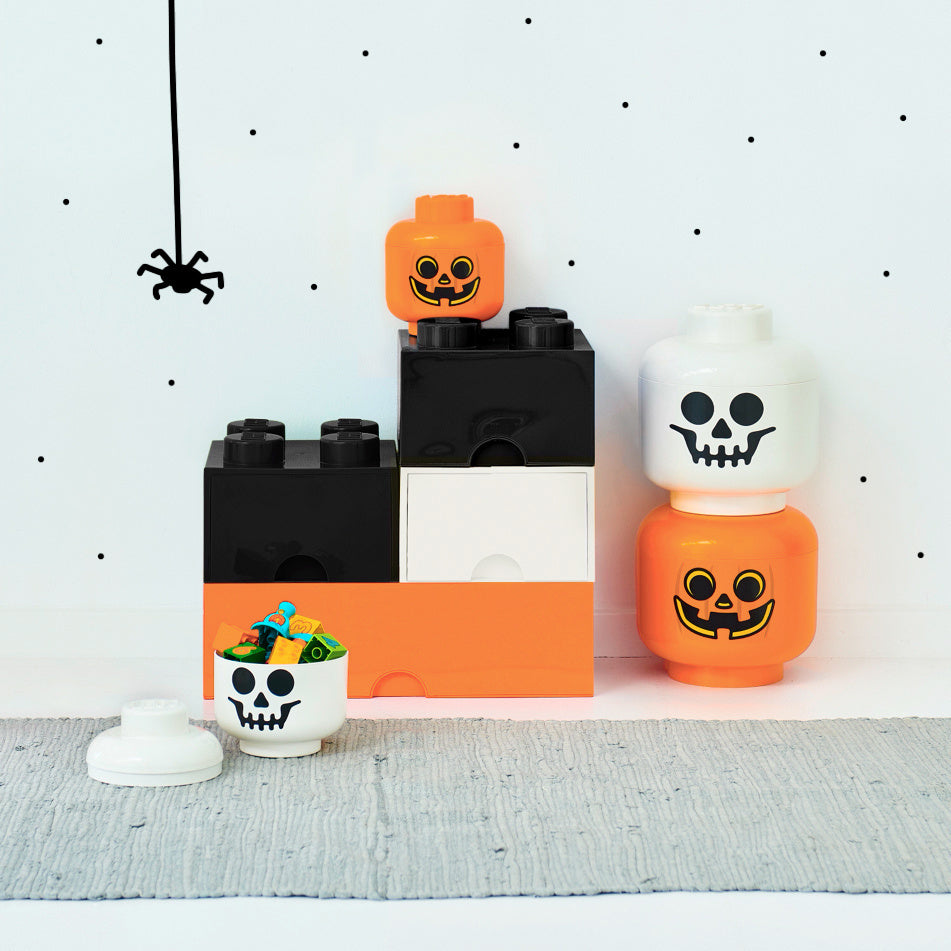 Pojemnik LEGO dynia i czaszka do przechowywania klocków na Halloween z czarno-pomarańczowymi elementami