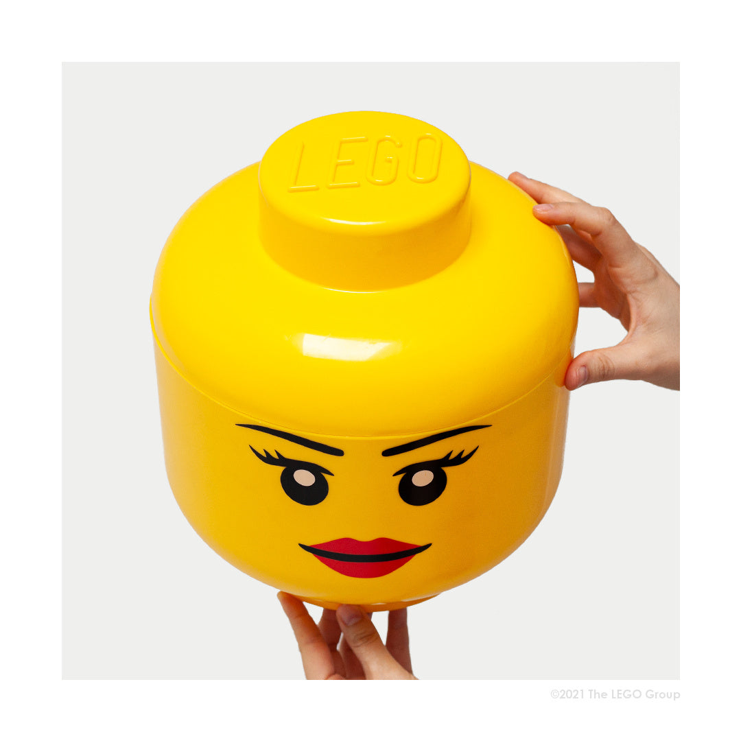 Żółty pojemnik LEGO głowa dziewczynka w kształcie dużej główki LEGO z twarzą i czerwonymi ustami