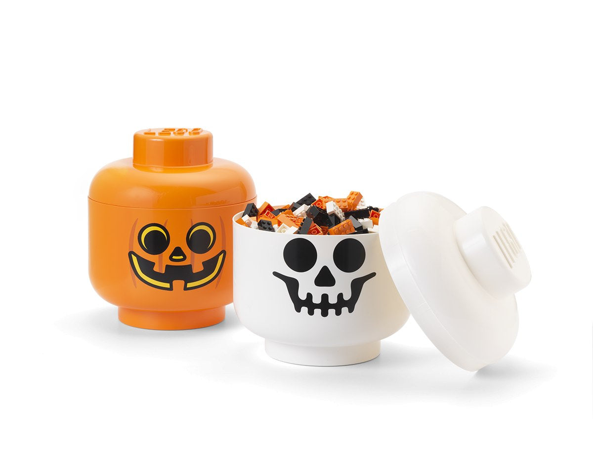 Pojemnik LEGO głowa szkieletor biały z czarną czaszką z otwartą pokrywą i pomarańczowy pojemnik dynia