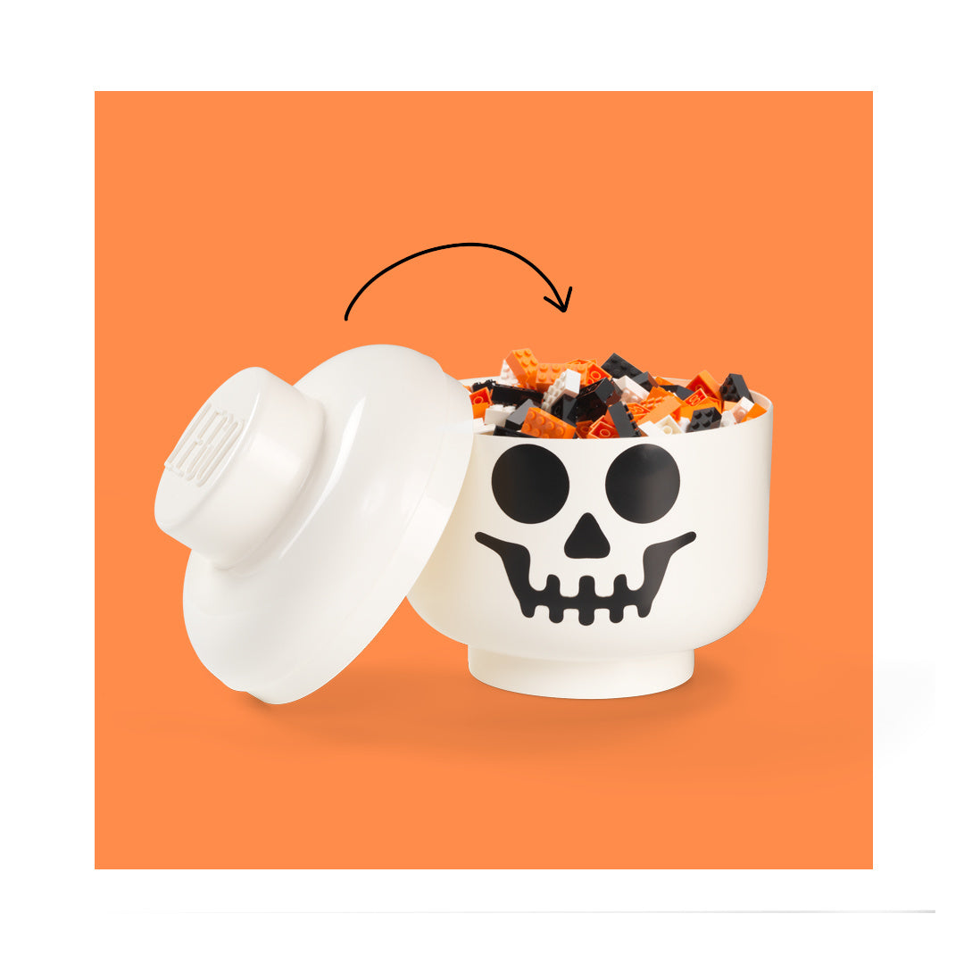 Pojemnik LEGO głowa szkieletor biały z czarnym nadrukiem czaszki na pomarańczowym tle