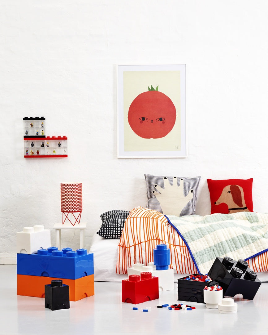 Pojemnik LEGO biały w pokoju dziecięcym z klockami LEGO do przechowywania zabawek