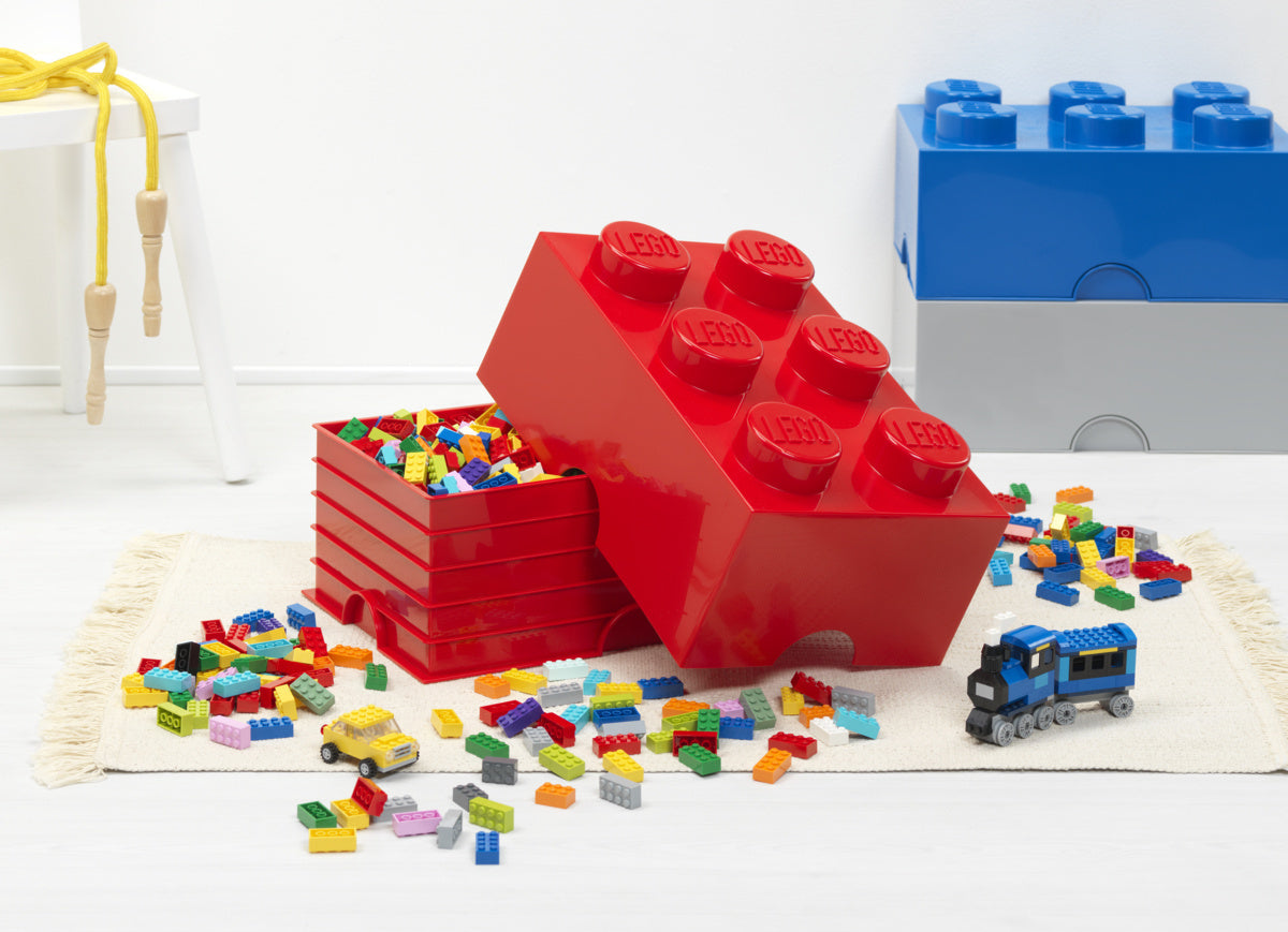 Czerwony pojemnik LEGO Brick 6 z pokrywą, wypełniony kolorowymi klockami LEGO na białym dywanie