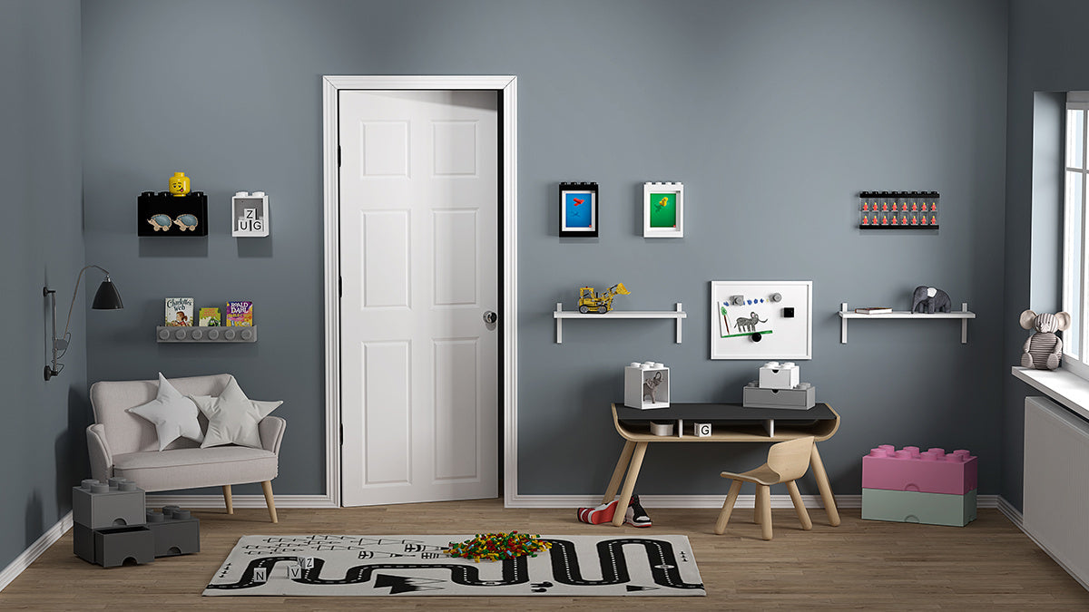 Pojemnik LEGO Brick 8 jasnoróżowy w pokoju dziecięcym obok biurka i zabawki