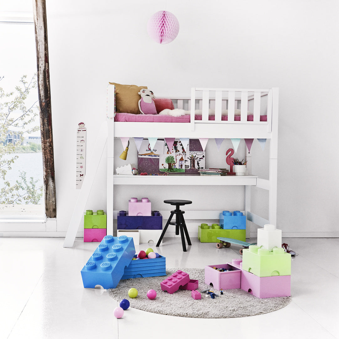 Pojemnik LEGO Brick 8 lazurowy w dziecięcym pokoju obok łóżka piętrowego z zabawkami