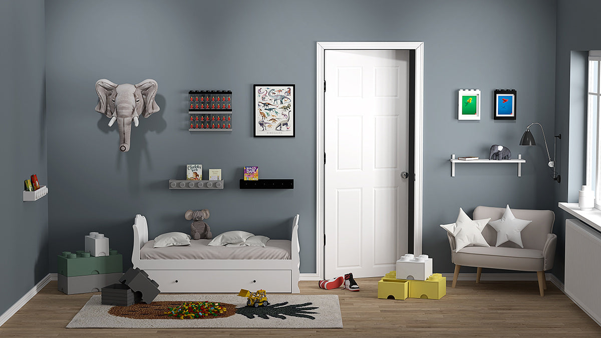 Pojemnik LEGO Brick 8 szary w nowoczesnym pokoju dziecięcym z łóżkiem i dekoracjami ściennymi