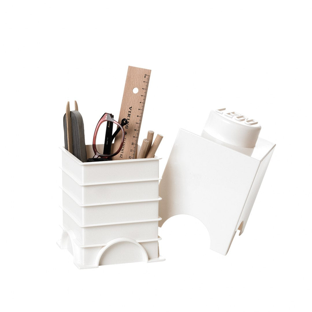 Pojemnik LEGO na zabawki biały z otwartą pokrywą i przyborami do pisania w środku