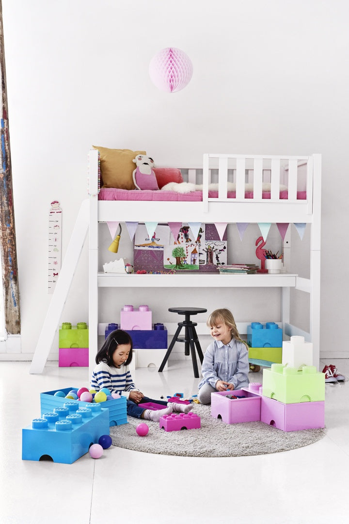 Pojemnik LEGO na zabawki biały w pokoju dziecięcym z łóżkiem piętrowym i dwójką bawiących się dzieci