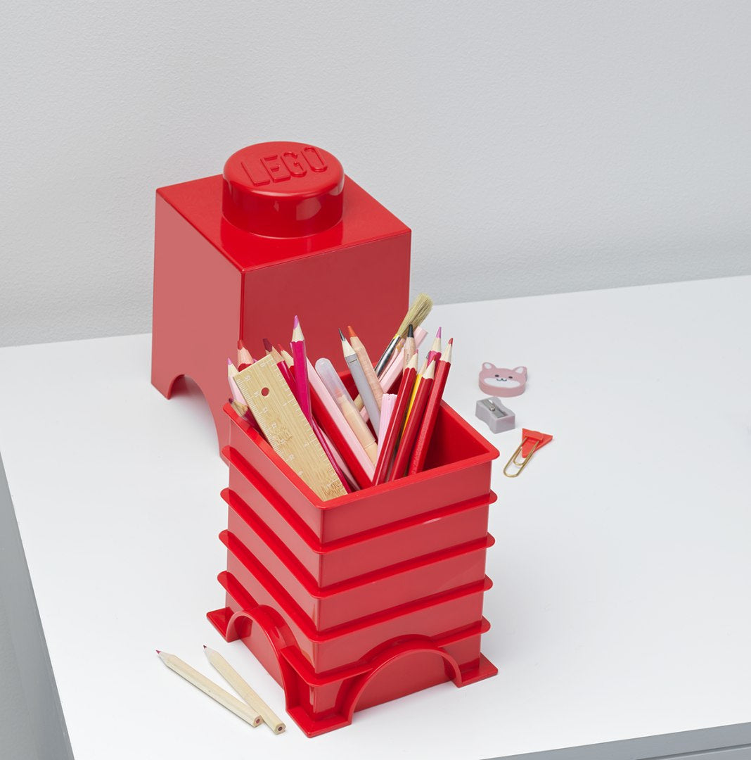 Czerwony pojemnik LEGO na klocki firmy BV JACOB COMPANY używany jako organizer na przybory do pisania
