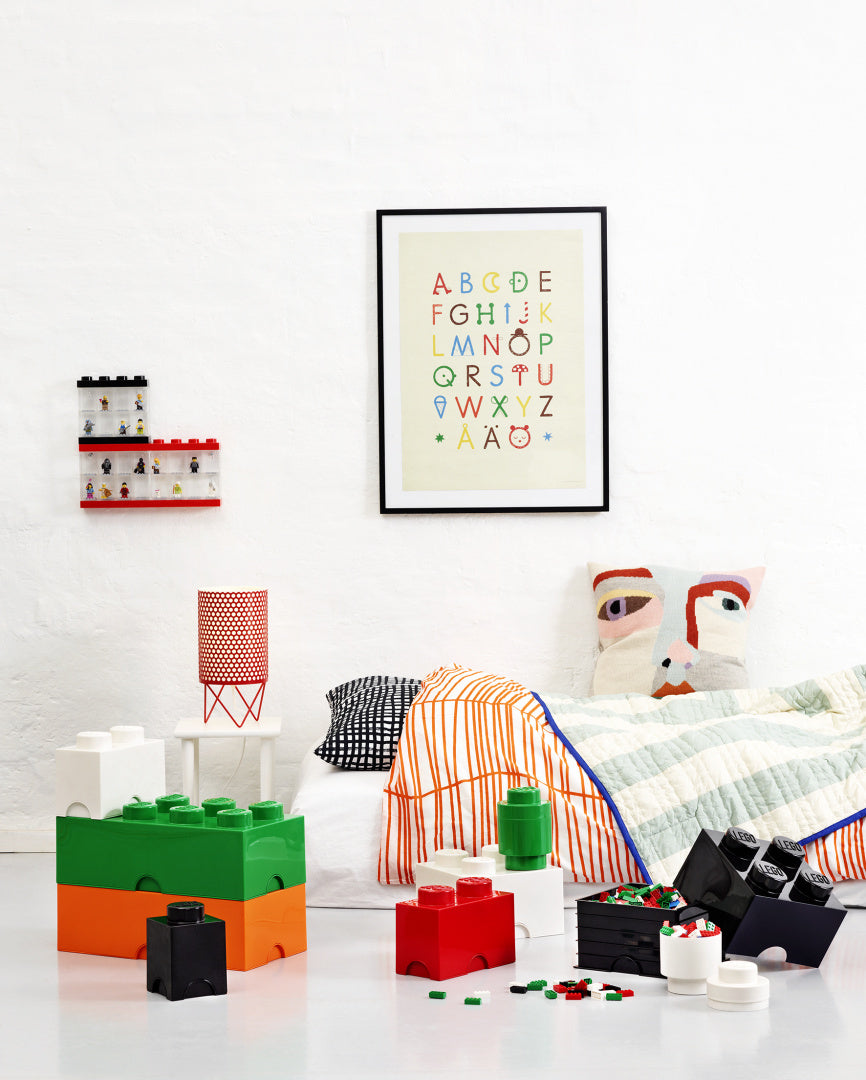 Pojemnik LEGO biały i kolorowe klocki LEGO w pokoju dziecięcym z łóżkiem i dekoracjami