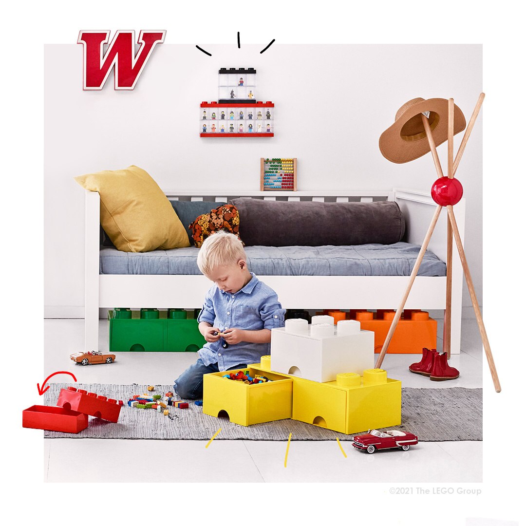 Pojemnik LEGO Brick 4 biały wraz z innymi kolorowymi pojemnikami i dzieckiem bawiącym się klockami LEGO