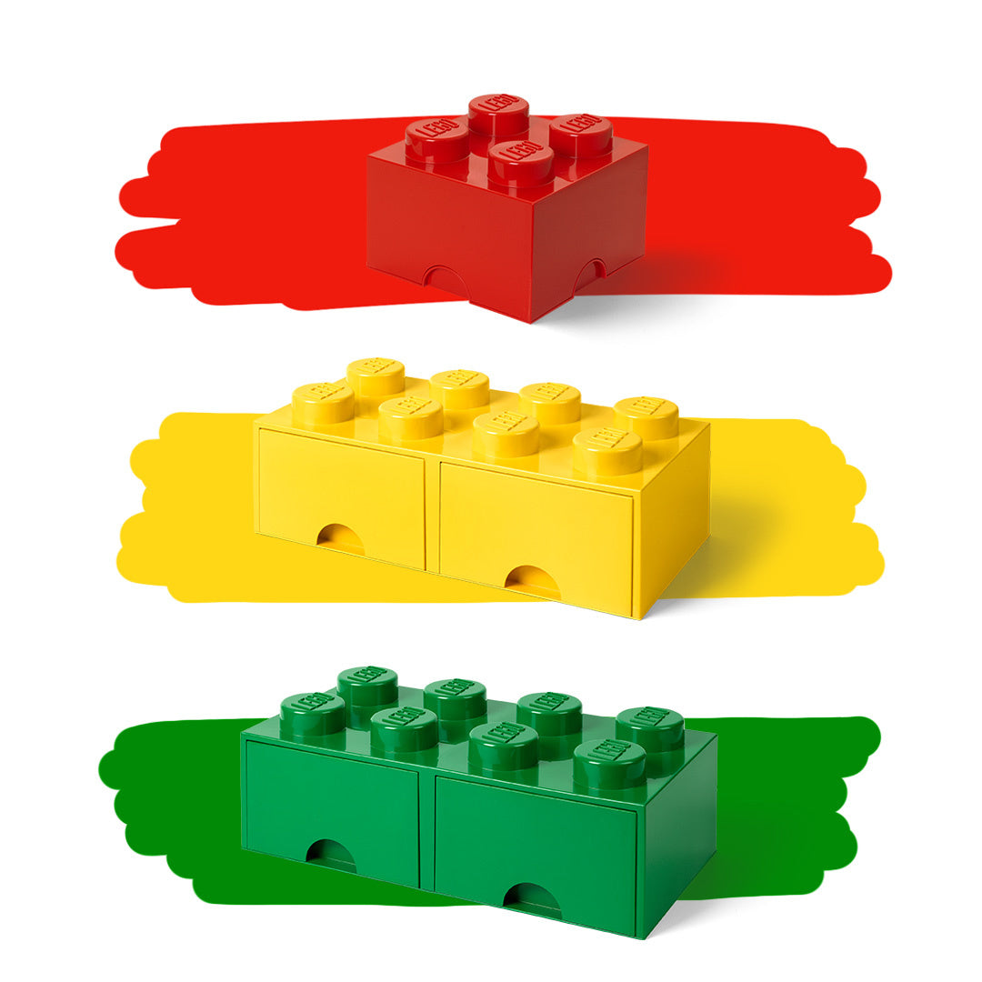 Pojemnik LEGO Brick 4 czerwony na tle żółtym i zielonym z dwoma dodatkowymi pojemnikami