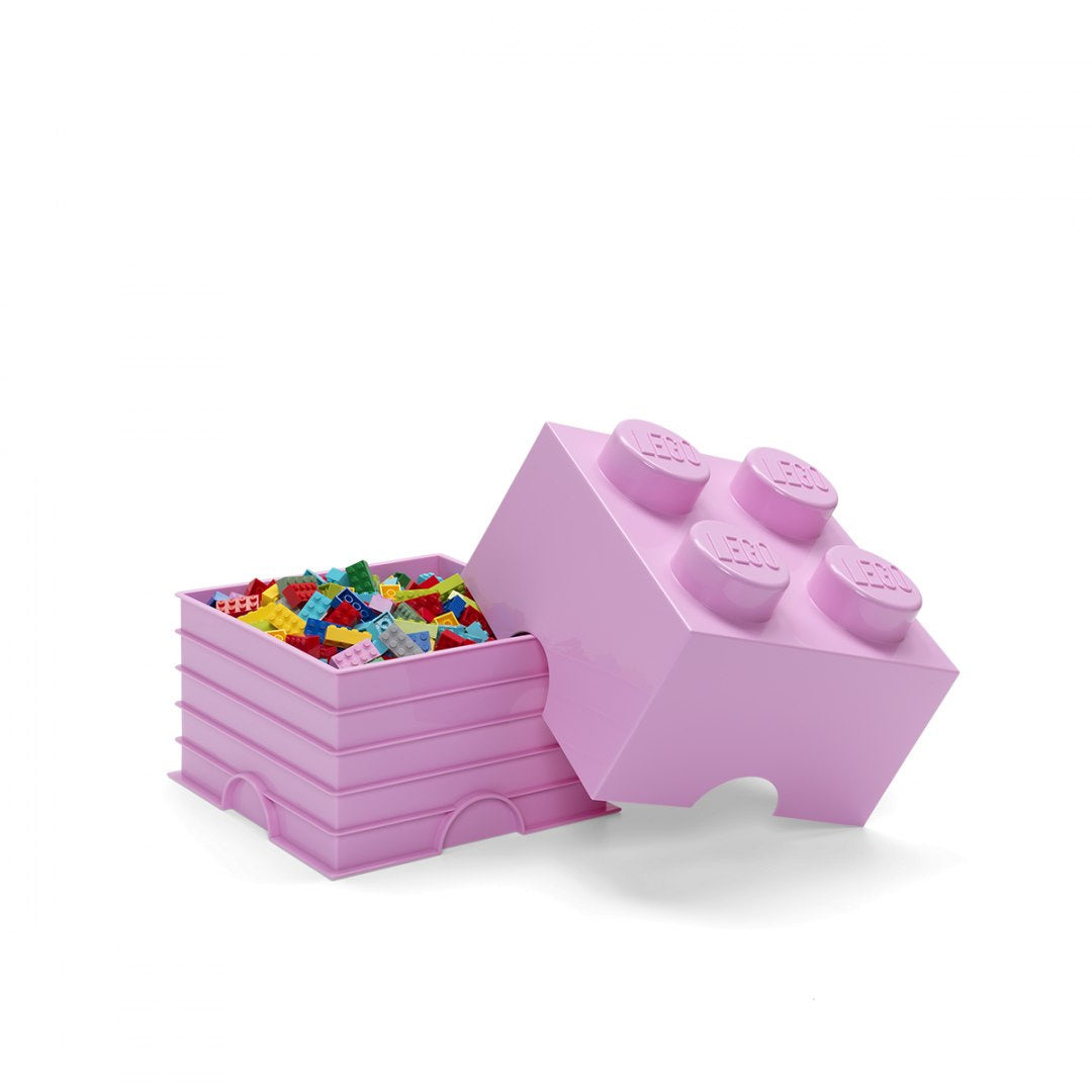Pojemnik LEGO Brick 4 jasnoróżowy z otwartą pokrywą, wypełniony kolorowymi klockami LEGO