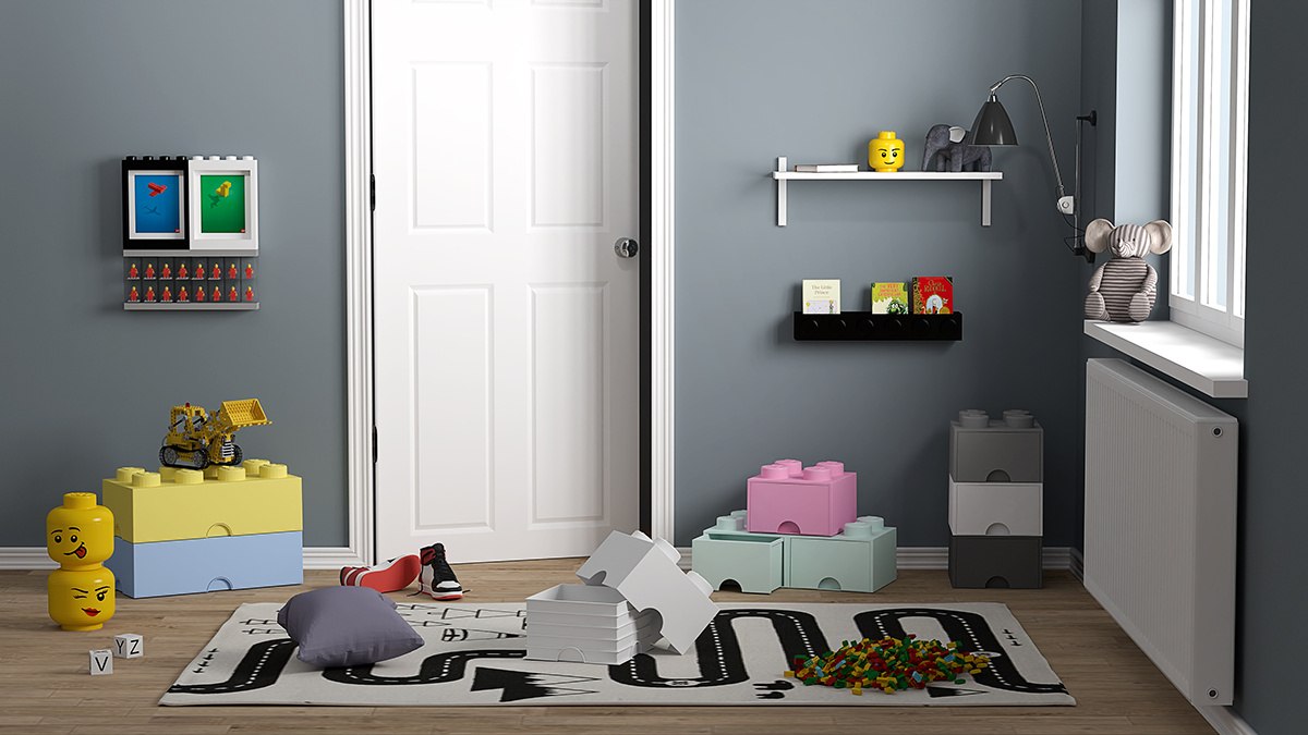 Pojemnik LEGO Brick 4 jasnoróżowy w pokoju dziecięcym z szarymi ścianami i zabawkami na podłodze