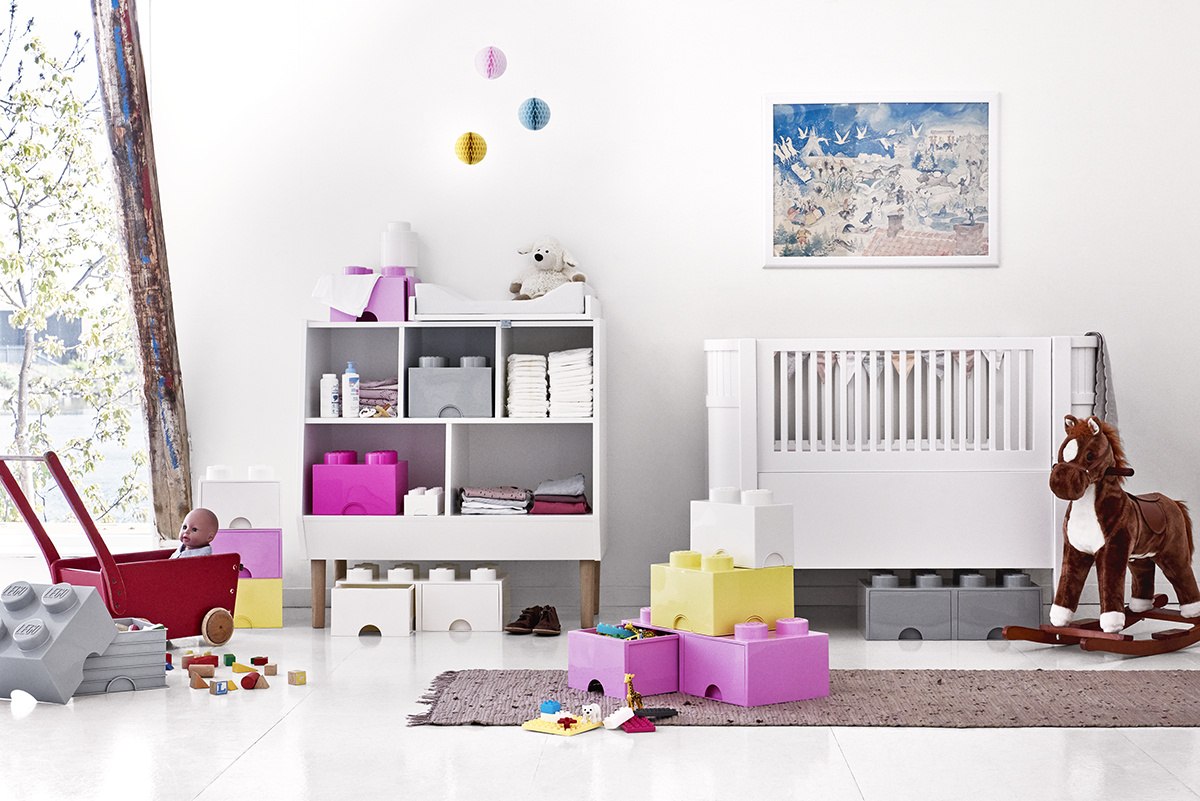 Pojemnik LEGO na klocki w dziecięcym pokoju z białymi meblami i miękkim dywanikiem
