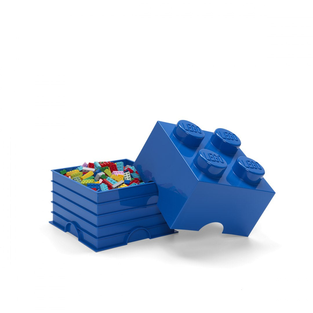Pojemnik LEGO Brick 4 niebieski otwarty z kolorowymi klockami LEGO w środku