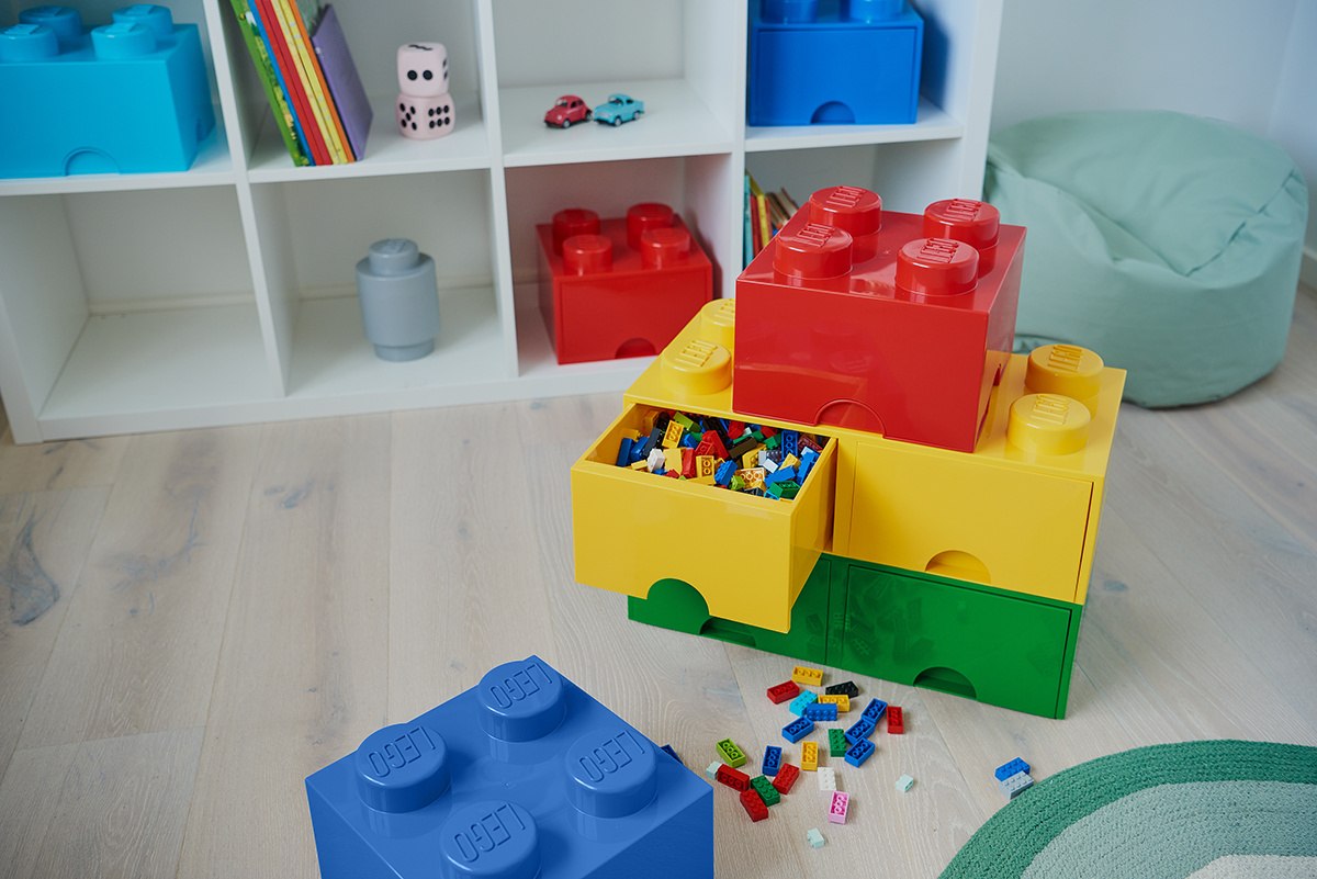 Pojemnik LEGO Brick 4 niebieski na klocki w pokoju dziecięcym z kolorowymi pojemnikami do przechowywania