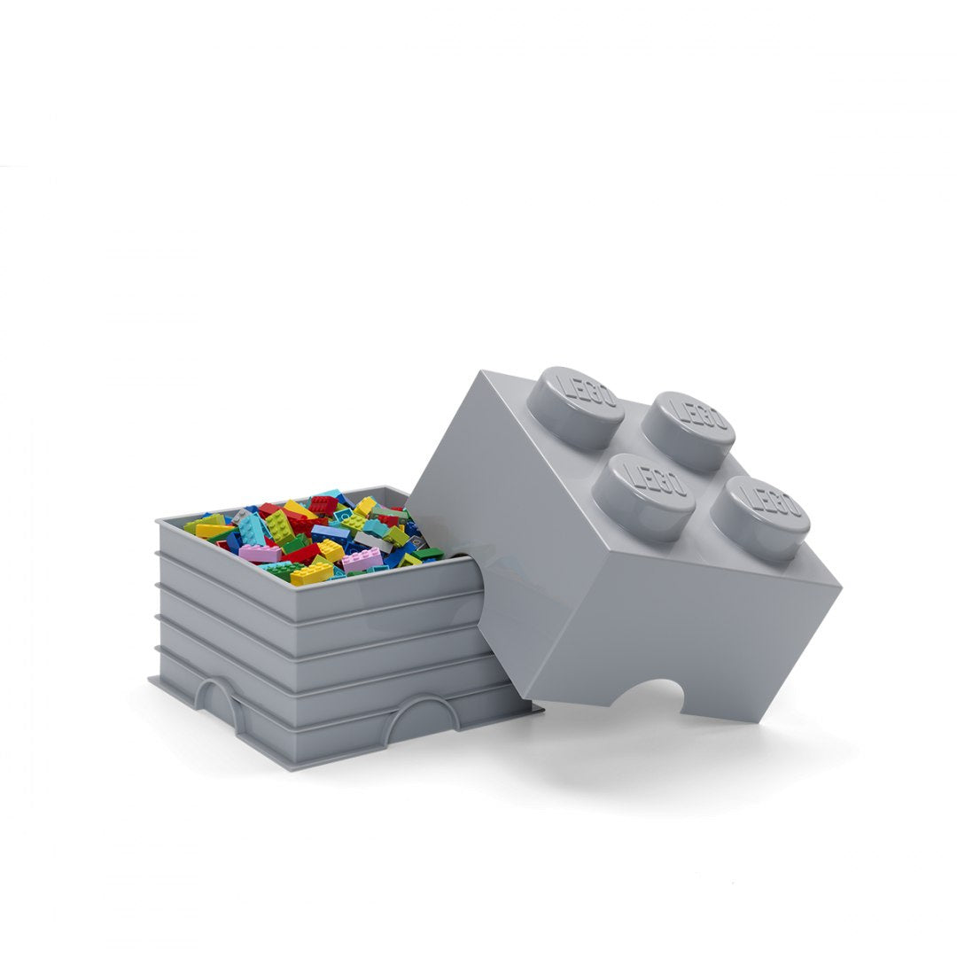 Szary pojemnik LEGO Brick 4 szary w kształcie klocka z małymi kolorowymi klockami LEGO w środku