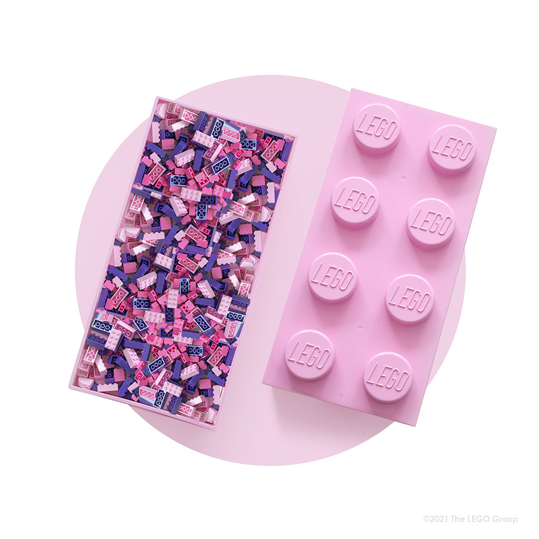 Jasnoróżowy pojemnik LEGO Brick 8 wypełniony małymi klockami LEGO w odcieniach różu i fioletu