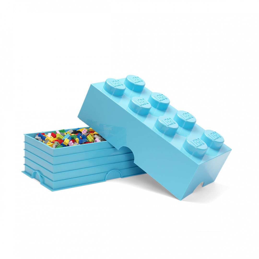 Pojemnik LEGO Brick 8 lazurowy w kształcie klocka z otwartą pokrywą pełen małych klocków