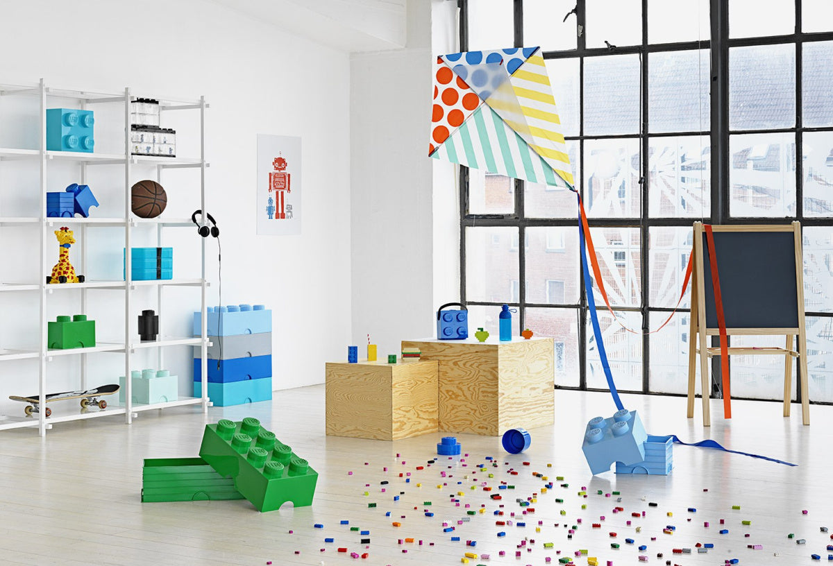 Pojemnik LEGO Brick 8 szary w nowoczesnym pokoju dziecięcym z kolorowymi klockami LEGO