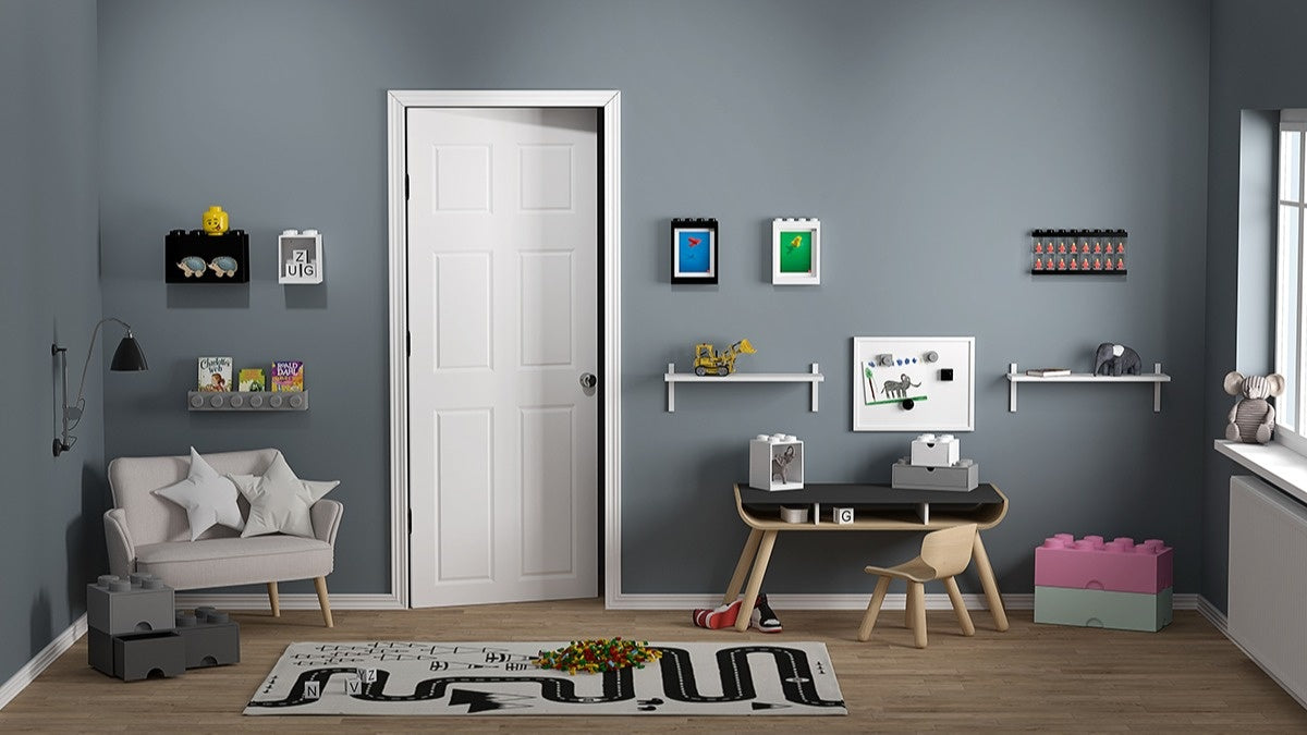 Pojemnik LEGO Brick 8 szary ustawiony w pokoju dziecięcym do przechowywania klocków LEGO