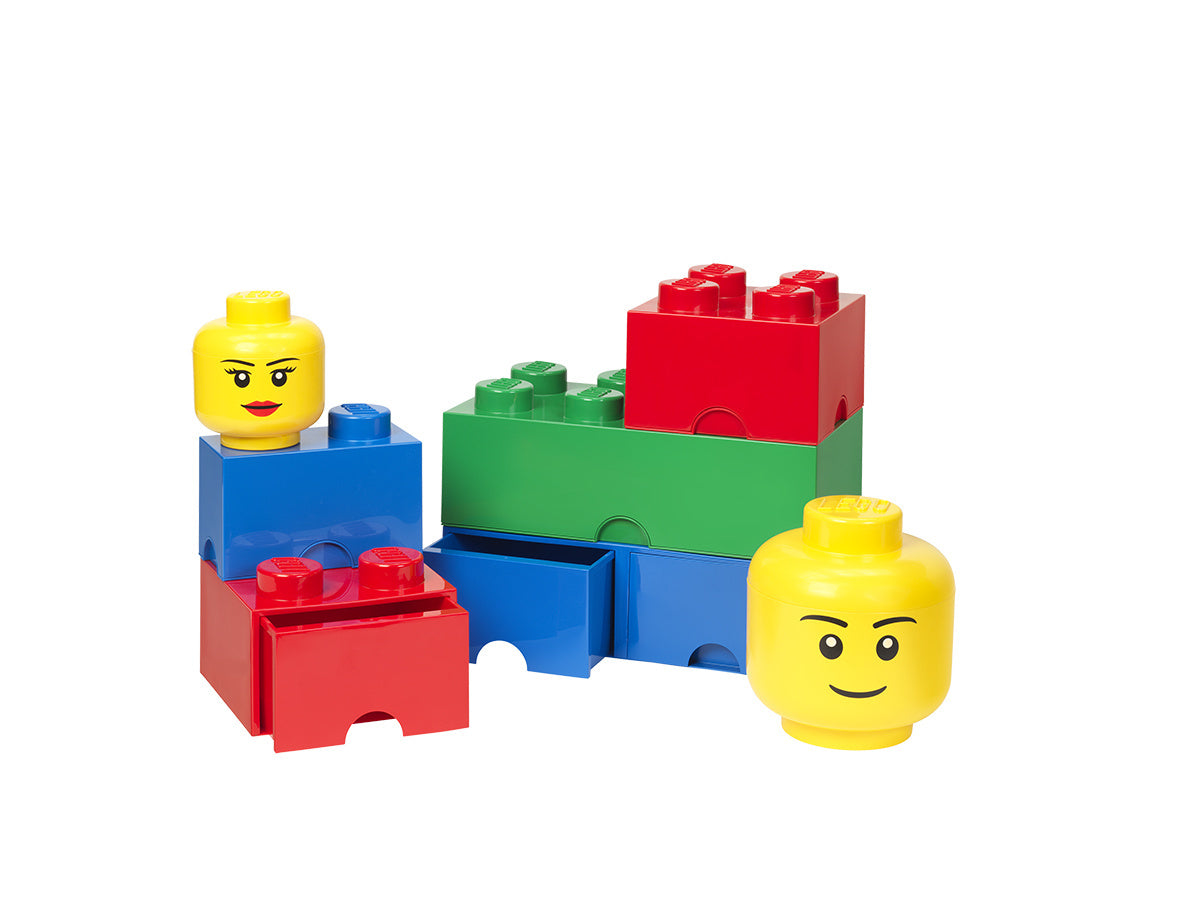 Pojemnik LEGO klocek 8 zielony i inne kolorowe klocki z główkami minifigurek na białym tle