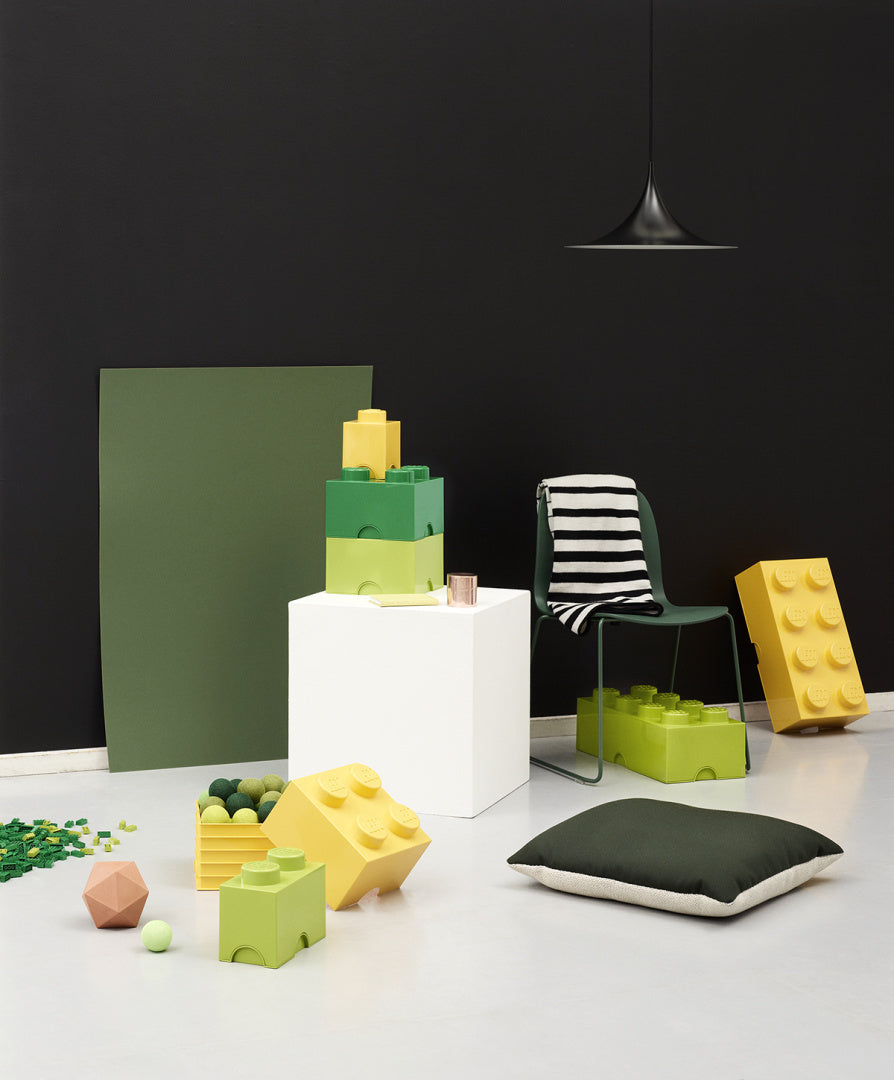 Pojemnik LEGO Brick 8 żółty na klocki do przechowywania z motywem klocków LEGO w nowoczesnym wnętrzu