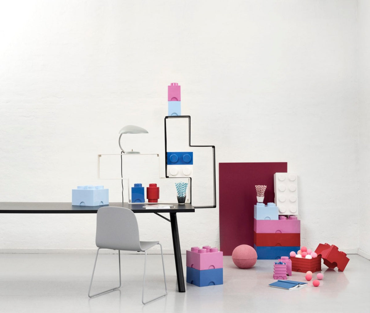 Pojemnik LEGO Brick 4 jasnoróżowy w nowoczesnym pokoju z meblami i klockami LEGO do przechowywania