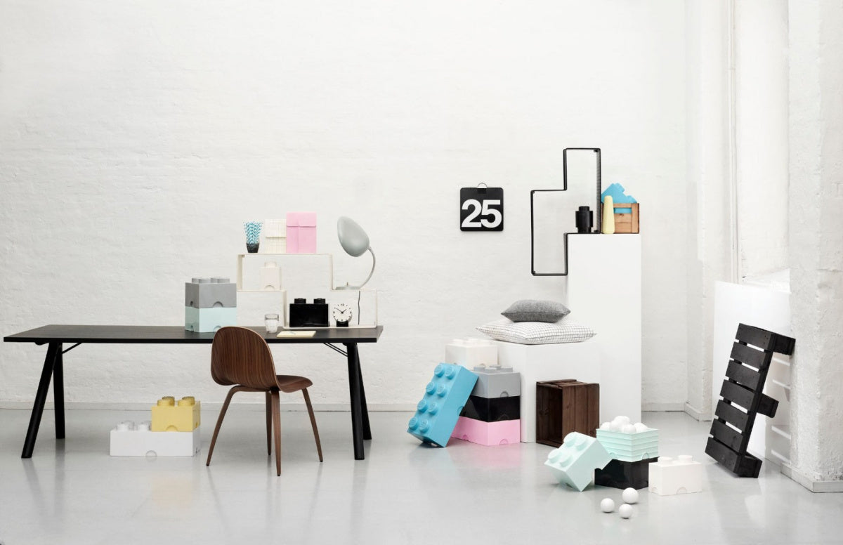 Pojemnik LEGO Brick 4 jasnoróżowy w nowoczesnym wnętrzu z meblami i dodatkami