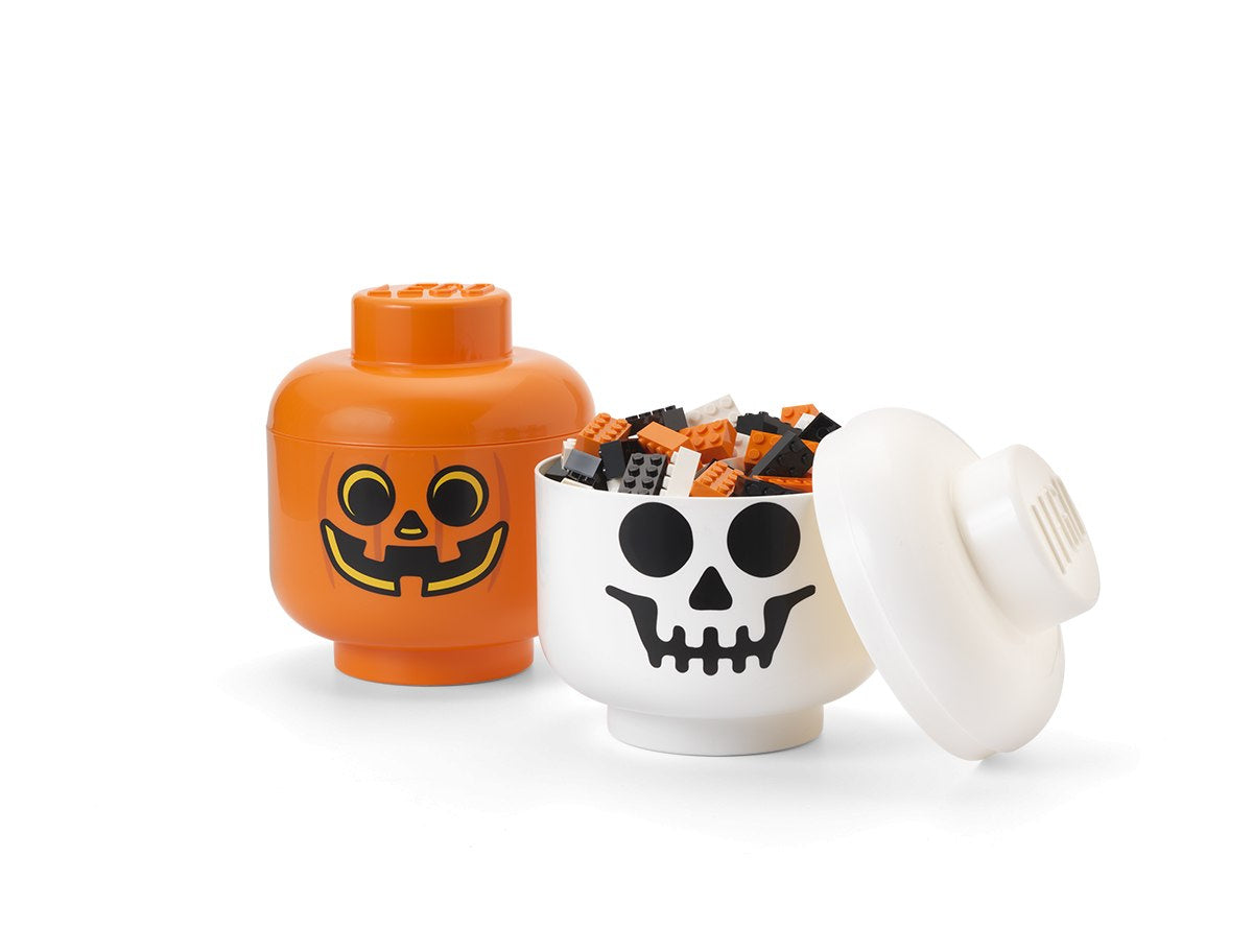 Pojemnik LEGO na zabawki w kształcie dyni i czaszki na Halloween z kolorowymi klockami LEGO w środku