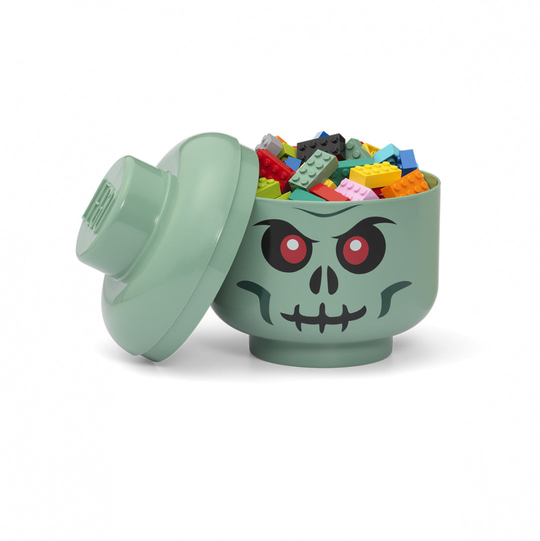 Pojemnik LEGO zombie w kształcie czaszki z kolorowymi klockami LEGO w środku