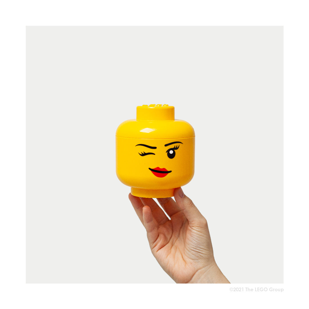 Lego pojemnik LEGO głowa dziewczynka żółty z mrugającą twarzą trzymany w dłoni