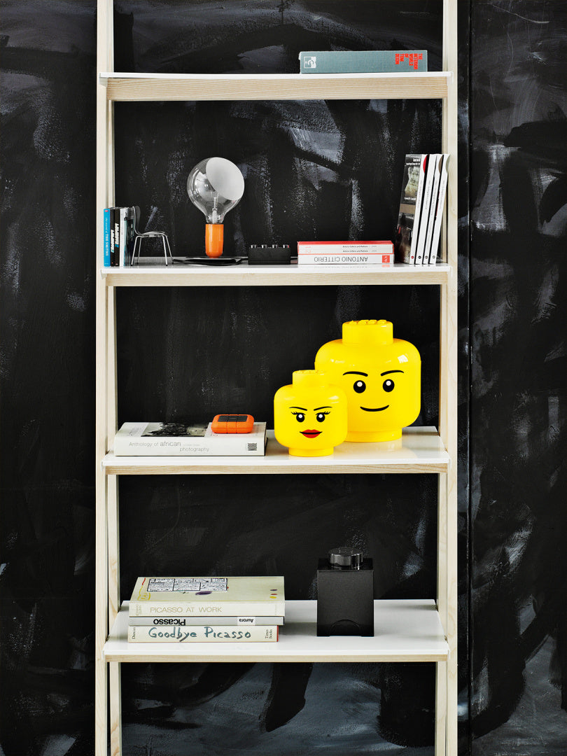 Pojemnik LEGO głowa dziewczynka w kształcie żółtej głowy minifigurki LEGO na półce