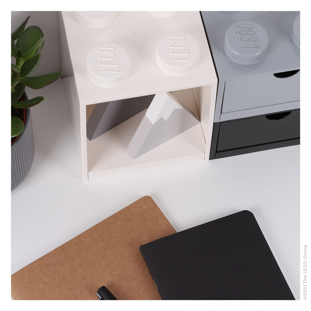 Biała półka LEGO Brick 4 z charakterystycznymi wypustkami i otwartą przestrzenią na przechowywanie