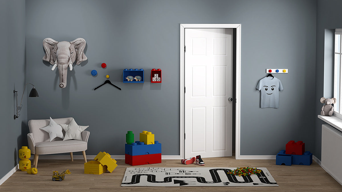 Półka LEGO Brick 4 czerwona w nowoczesnym dziecięcym pokoju z zabawkami i szarą ścianą