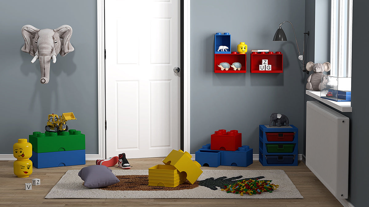 Półka LEGO Brick 4 niebieska z czerwonymi modułami na szarej ścianie w pokoju dziecięcym