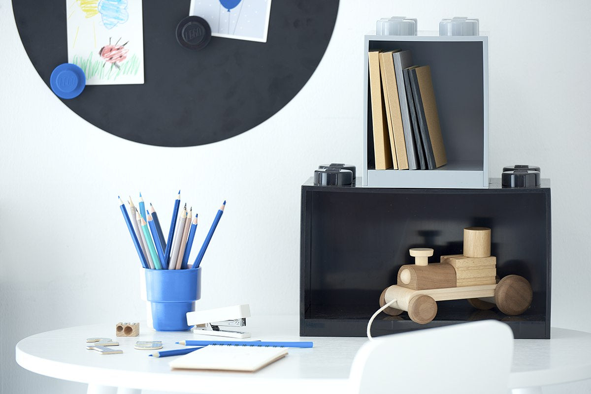 Półka LEGO Brick 4 niebieska jako organizer na biurku z książkami i drewnianymi zabawkami