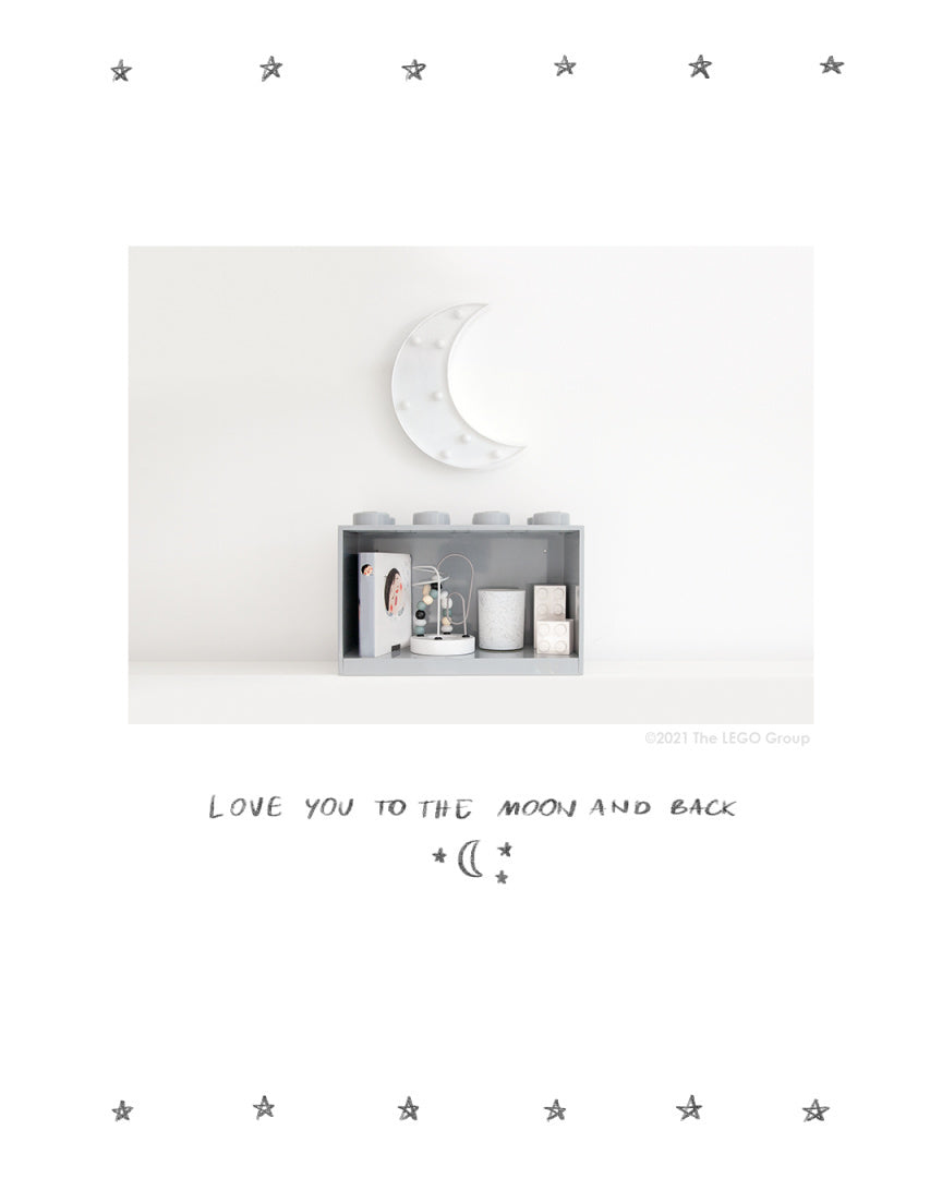 Nowoczesna szara półka LEGO BRICK 8 na ścianę z dekoracjami w minimalistycznym pokoju