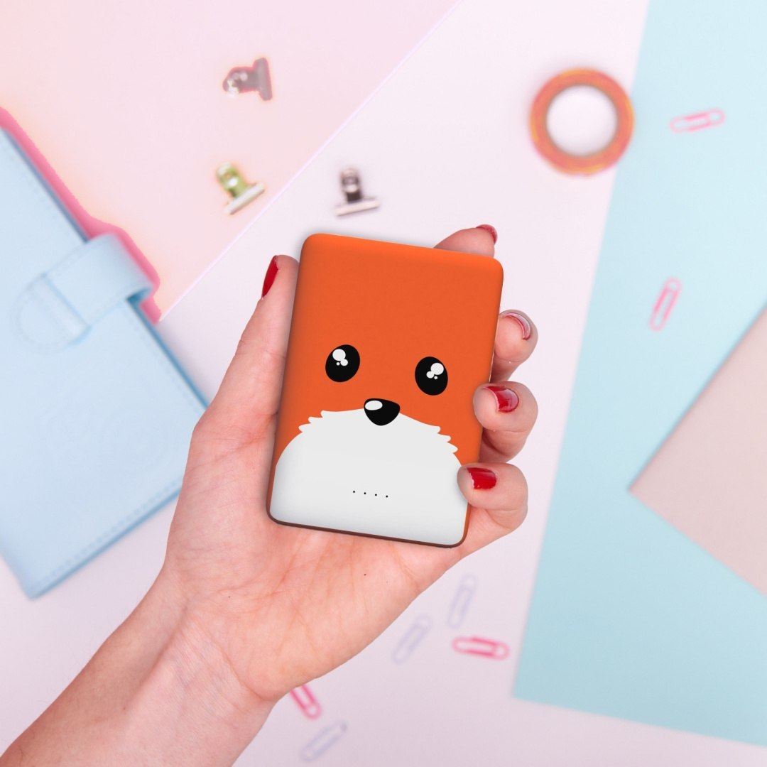 Yamann powerbank lis 5000 mAh w kształcie liska z pomarańczową obudową i słodkim wyrazem twarzy